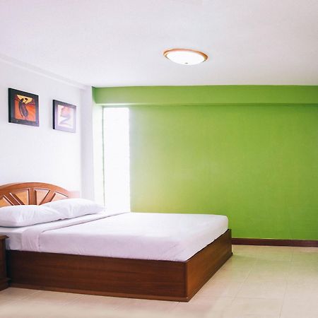 Golden House @ On-Nut Station Motel Банкок Екстериор снимка