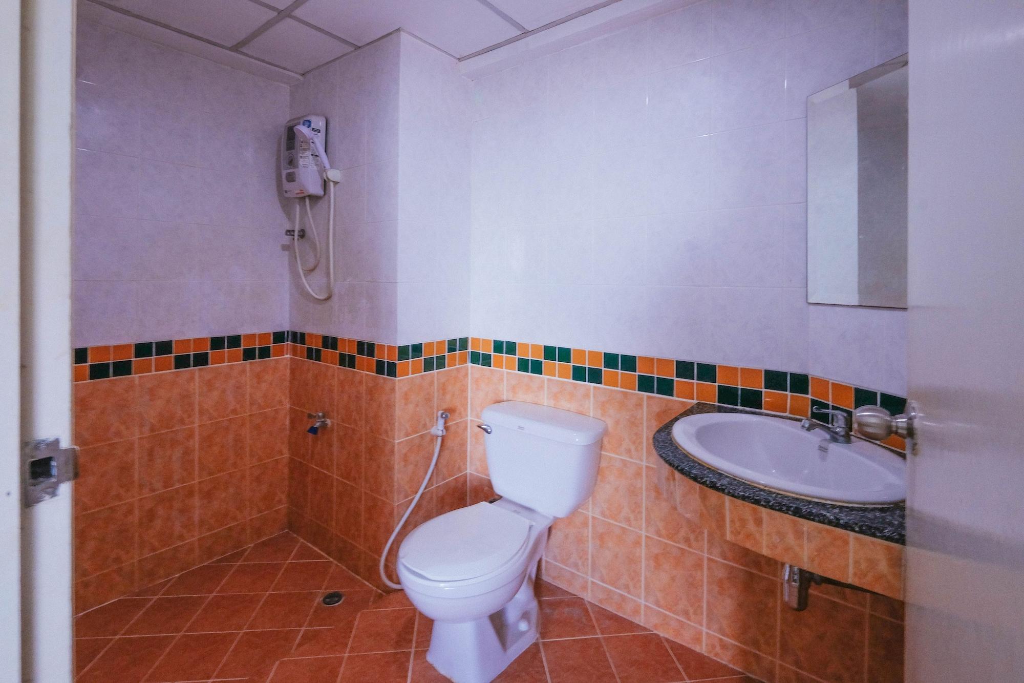 Golden House @ On-Nut Station Motel Банкок Екстериор снимка