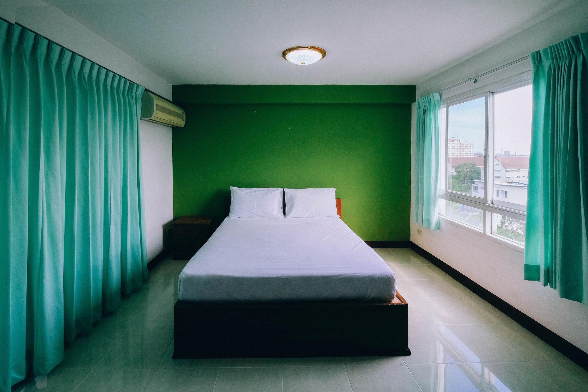 Golden House @ On-Nut Station Motel Банкок Екстериор снимка
