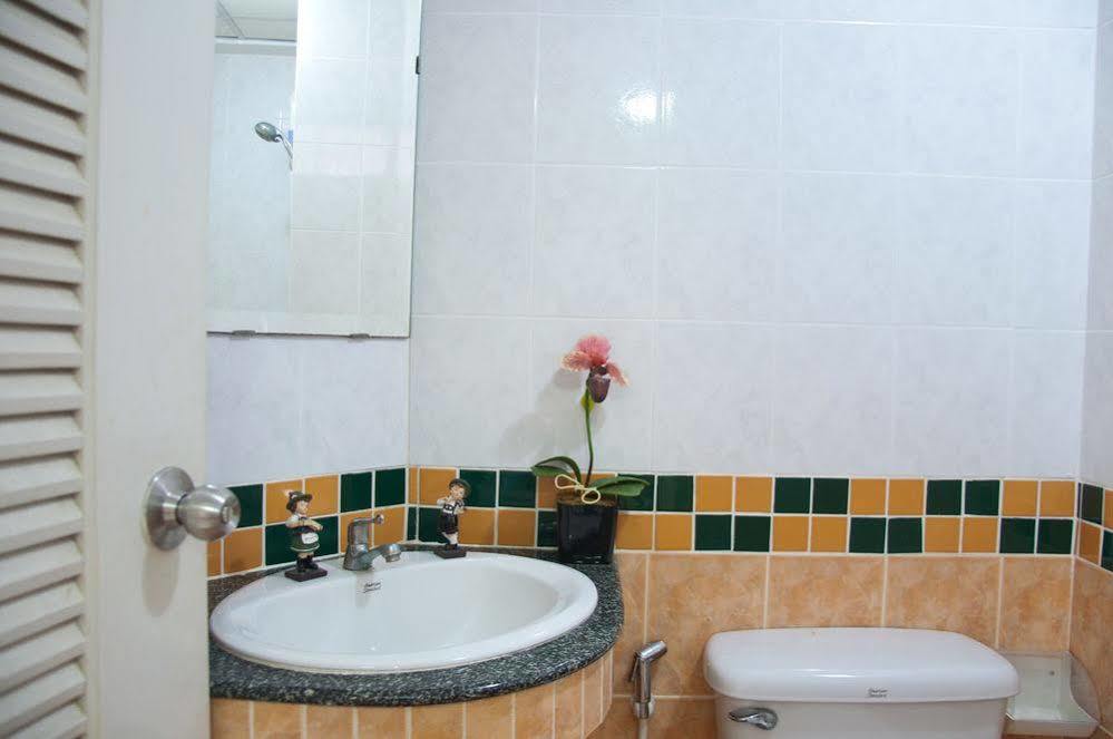 Golden House @ On-Nut Station Motel Банкок Екстериор снимка